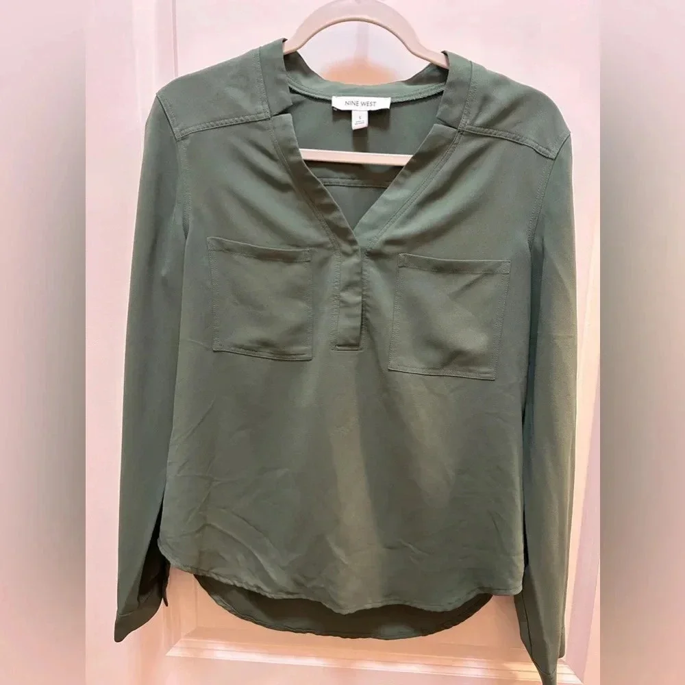 Nine West Green Long Sleeve Button Up Blouse. Size Small - Picture 4 of 5